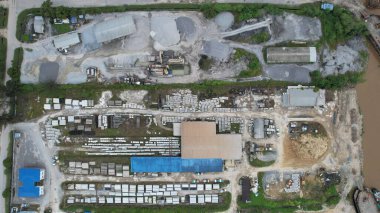 Bintulu, Malezya - 23 Kasım 2024: Kemena Nehri boyunca Jepak Endüstriyel Malikânesi Fabrikaları