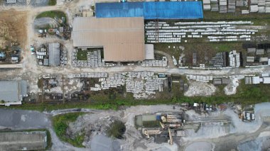 Bintulu, Malezya - 23 Kasım 2024: Kemena Nehri boyunca Jepak Endüstriyel Malikânesi Fabrikaları