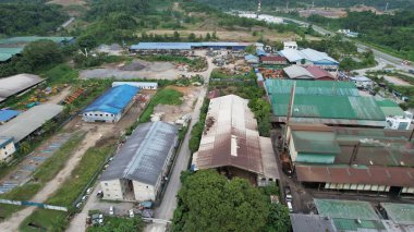 Bintulu, Malezya - 23 Kasım 2024: Kemena Nehri boyunca Jepak Endüstriyel Malikânesi Fabrikaları