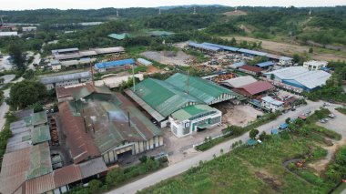 Bintulu, Malezya - 23 Kasım 2024: Kemena Nehri boyunca Jepak Endüstriyel Malikânesi Fabrikaları