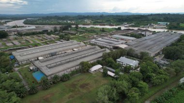 Bintulu, Malezya - 23 Kasım 2024: Kemena Nehri boyunca Jepak Endüstriyel Malikânesi Fabrikaları