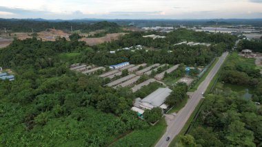 Bintulu, Malezya - 23 Kasım 2024: Kemena Nehri boyunca Jepak Endüstriyel Malikânesi Fabrikaları