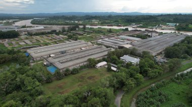 Bintulu, Malezya - 23 Kasım 2024: Kemena Nehri boyunca Jepak Endüstriyel Malikânesi Fabrikaları