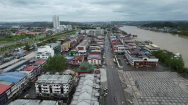 Bintulu, Malezya - 23 Kasım 2024: Kemena Nehri boyunca Jepak Endüstriyel Malikânesi Fabrikaları