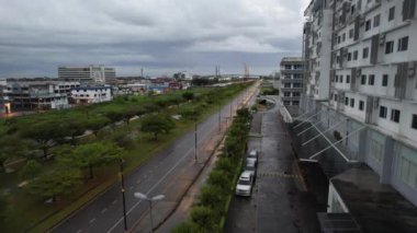 Bintulu, Malezya - 23 Kasım 2024: Kemena Nehri boyunca Jepak Endüstriyel Malikânesi Fabrikaları