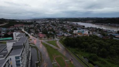 Bintulu, Malezya - 23 Kasım 2024: Kemena Nehri boyunca Jepak Endüstriyel Malikânesi Fabrikaları