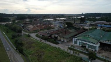Bintulu, Malezya - 23 Kasım 2024: Kemena Nehri boyunca Jepak Endüstriyel Malikânesi Fabrikaları