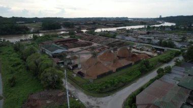 Bintulu, Malezya - 23 Kasım 2024: Kemena Nehri boyunca Jepak Endüstriyel Malikânesi Fabrikaları