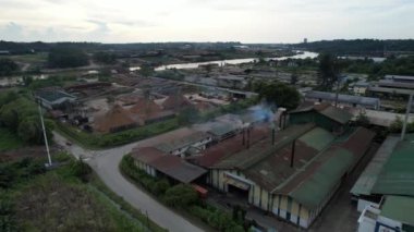 Bintulu, Malezya - 23 Kasım 2024: Kemena Nehri boyunca Jepak Endüstriyel Malikânesi Fabrikaları