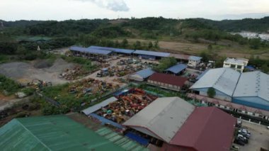 Bintulu, Malezya - 23 Kasım 2024: Kemena Nehri boyunca Jepak Endüstriyel Malikânesi Fabrikaları