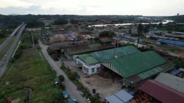 Bintulu, Malezya - 23 Kasım 2024: Kemena Nehri boyunca Jepak Endüstriyel Malikânesi Fabrikaları