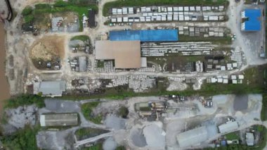 Bintulu, Malezya - 23 Kasım 2024: Kemena Nehri boyunca Jepak Endüstriyel Malikânesi Fabrikaları