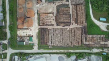Bintulu, Malezya - 23 Kasım 2024: Kemena Nehri boyunca Jepak Endüstriyel Malikânesi Fabrikaları