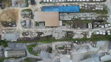 Bintulu, Malezya - 23 Kasım 2024: Kemena Nehri boyunca Jepak Endüstriyel Malikânesi Fabrikaları