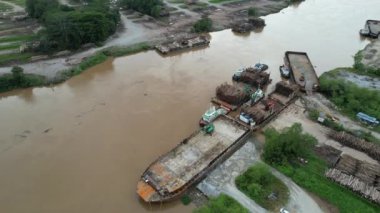 Bintulu, Malezya - 23 Kasım 2024: Kemena Nehri boyunca Jepak Endüstriyel Malikânesi Fabrikaları