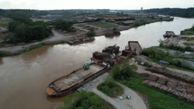 Bintulu, Malezya - 23 Kasım 2024: Kemena Nehri boyunca Jepak Endüstriyel Malikânesi Fabrikaları