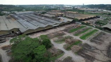 Bintulu, Malezya - 23 Kasım 2024: Kemena Nehri boyunca Jepak Endüstriyel Malikânesi Fabrikaları
