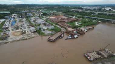 Bintulu, Malezya - 23 Kasım 2024: Kemena Nehri boyunca Jepak Endüstriyel Malikânesi Fabrikaları