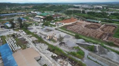 Bintulu, Malezya - 23 Kasım 2024: Kemena Nehri boyunca Jepak Endüstriyel Malikânesi Fabrikaları
