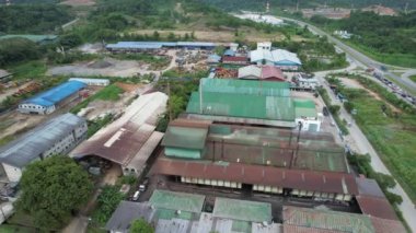 Bintulu, Malezya - 23 Kasım 2024: Kemena Nehri boyunca Jepak Endüstriyel Malikânesi Fabrikaları