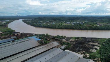 Bintulu, Malezya - 23 Kasım 2024: Kemena Nehri boyunca Jepak Endüstriyel Malikânesi Fabrikaları