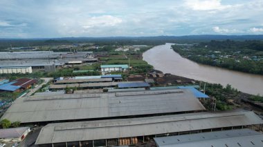 Bintulu, Malezya - 23 Kasım 2024: Kemena Nehri boyunca Jepak Endüstriyel Malikânesi Fabrikaları