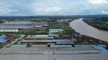 Bintulu, Malezya - 23 Kasım 2024: Kemena Nehri boyunca Jepak Endüstriyel Malikânesi Fabrikaları