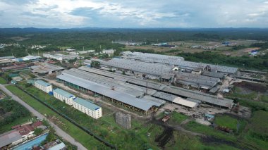 Bintulu, Malezya - 23 Kasım 2024: Kemena Nehri boyunca Jepak Endüstriyel Malikânesi Fabrikaları