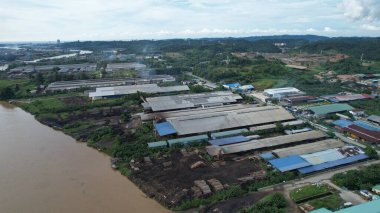 Bintulu, Malezya - 23 Kasım 2024: Kemena Nehri boyunca Jepak Endüstriyel Malikânesi Fabrikaları