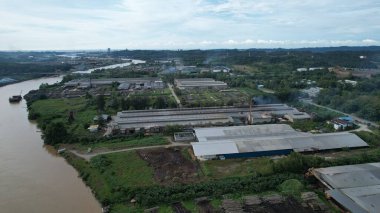 Bintulu, Malezya - 23 Kasım 2024: Kemena Nehri boyunca Jepak Endüstriyel Malikânesi Fabrikaları