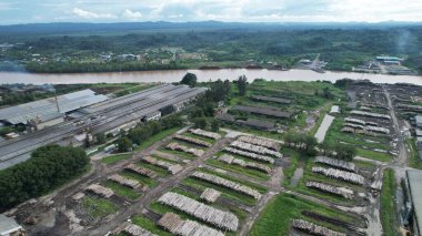 Bintulu, Malezya - 23 Kasım 2024: Kemena Nehri boyunca Jepak Endüstriyel Malikânesi Fabrikaları