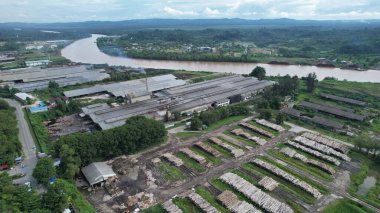 Bintulu, Malezya - 23 Kasım 2024: Kemena Nehri boyunca Jepak Endüstriyel Malikânesi Fabrikaları