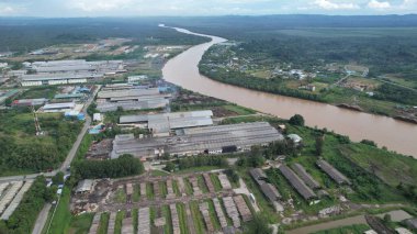 Bintulu, Malezya - 23 Kasım 2024: Kemena Nehri boyunca Jepak Endüstriyel Malikânesi Fabrikaları