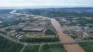 Bintulu, Malezya - 23 Kasım 2024: Kemena Nehri boyunca Jepak Endüstriyel Malikânesi Fabrikaları