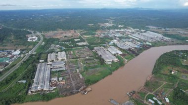 Bintulu, Malezya - 23 Kasım 2024: Kemena Nehri boyunca Jepak Endüstriyel Malikânesi Fabrikaları