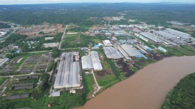 Bintulu, Malezya - 23 Kasım 2024: Kemena Nehri boyunca Jepak Endüstriyel Malikânesi Fabrikaları