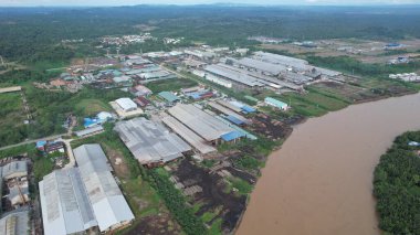 Bintulu, Malezya - 23 Kasım 2024: Kemena Nehri boyunca Jepak Endüstriyel Malikânesi Fabrikaları