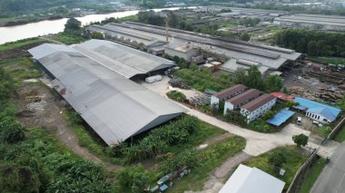 Bintulu, Malezya - 23 Kasım 2024: Kemena Nehri boyunca Jepak Endüstriyel Malikânesi Fabrikaları