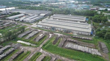 Bintulu, Malezya - 23 Kasım 2024: Kemena Nehri boyunca Jepak Endüstriyel Malikânesi Fabrikaları