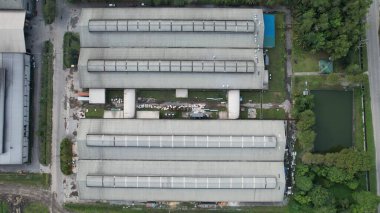 Bintulu, Malezya - 23 Kasım 2024: Kemena Nehri boyunca Jepak Endüstriyel Malikânesi Fabrikaları