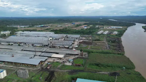 Bintulu, Malezya - 23 Kasım 2024: Kemena Nehri boyunca Jepak Endüstriyel Malikânesi Fabrikaları