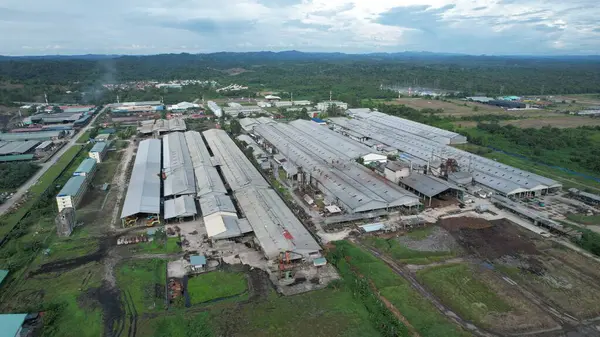 Bintulu, Malezya - 23 Kasım 2024: Kemena Nehri boyunca Jepak Endüstriyel Malikânesi Fabrikaları