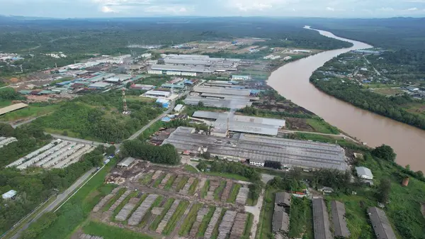 Bintulu, Malezya - 23 Kasım 2024: Kemena Nehri boyunca Jepak Endüstriyel Malikânesi Fabrikaları