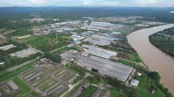 Bintulu, Malezya - 23 Kasım 2024: Kemena Nehri boyunca Jepak Endüstriyel Malikânesi Fabrikaları