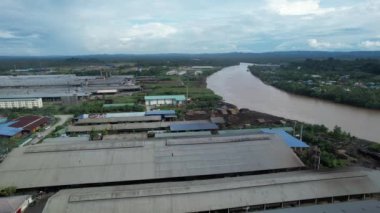Bintulu, Malezya - 23 Kasım 2024: Kemena Nehri boyunca Jepak Endüstriyel Malikânesi Fabrikaları