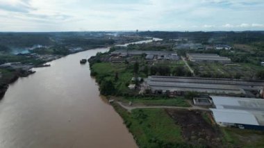 Bintulu, Malezya - 23 Kasım 2024: Kemena Nehri boyunca Jepak Endüstriyel Malikânesi Fabrikaları