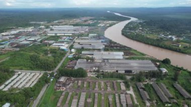 Bintulu, Malezya - 23 Kasım 2024: Kemena Nehri boyunca Jepak Endüstriyel Malikânesi Fabrikaları