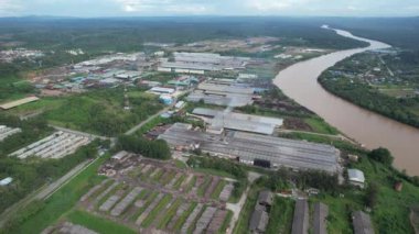 Bintulu, Malezya - 23 Kasım 2024: Kemena Nehri boyunca Jepak Endüstriyel Malikânesi Fabrikaları