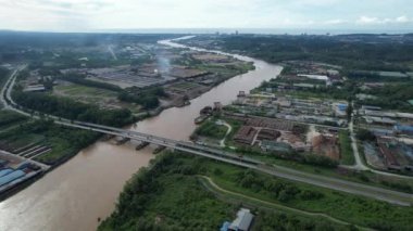 Bintulu, Malezya - 23 Kasım 2024: Kemena Nehri boyunca Jepak Endüstriyel Malikânesi Fabrikaları