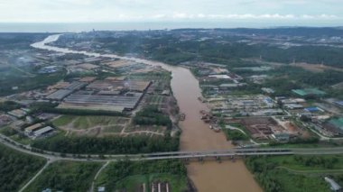Bintulu, Malezya - 23 Kasım 2024: Kemena Nehri boyunca Jepak Endüstriyel Malikânesi Fabrikaları